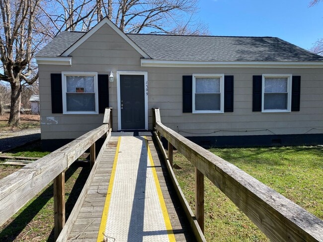 Building Photo - Just Renovated w/ large yard