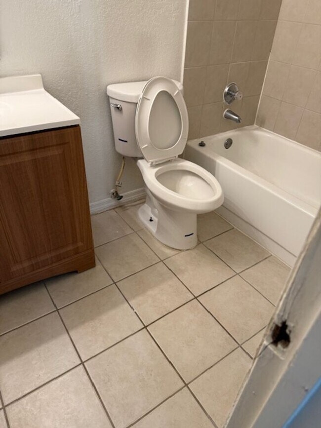 Building Photo - Lexington Place 2 bedroom Condo