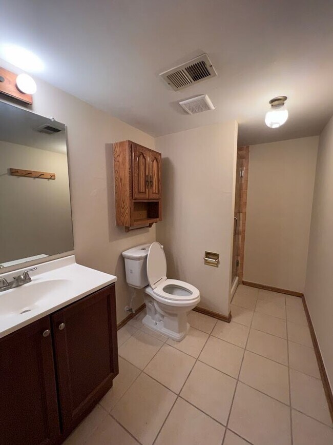 Building Photo - Long Realty & Property Management - 5 Bedr...