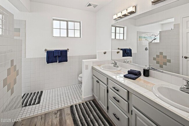 Building Photo - Long Term Rental heated pool & hot tub