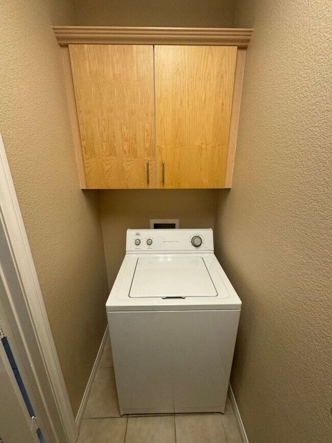 Building Photo - SPACIOUS BOTTOM FLOOR 2 BEDROOM IN THE GATED MANHATTAN CONDOS