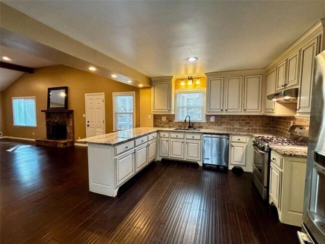 Building Photo - 125 Lantern Ridge Dr