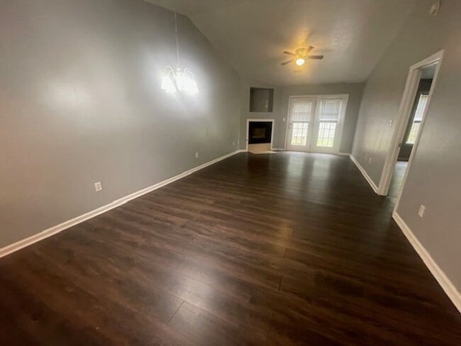 Building Photo - 111 Mel Ville