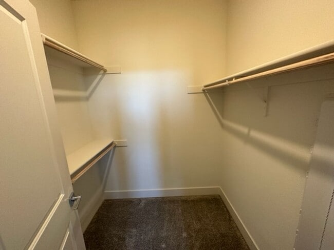 Building Photo - Boulevards End Unit Townhouse, 3 Bed / 2.5 Bath, Amenities, Close to 580 - This is a 3-6 month sh...