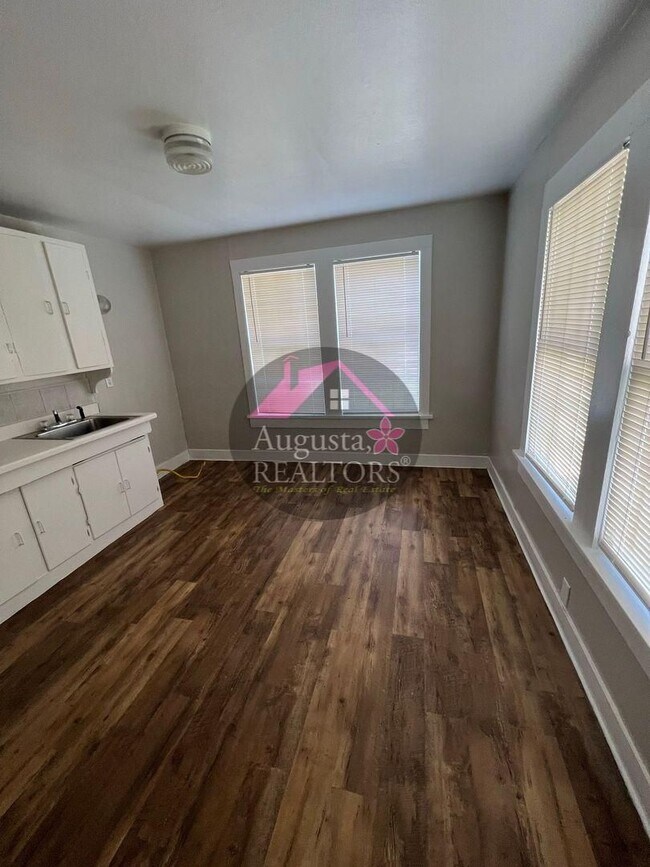 Building Photo - Adorable One Bedroom Duplex!