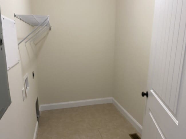 Building Photo - Contemporary 3BD 2 BA Home