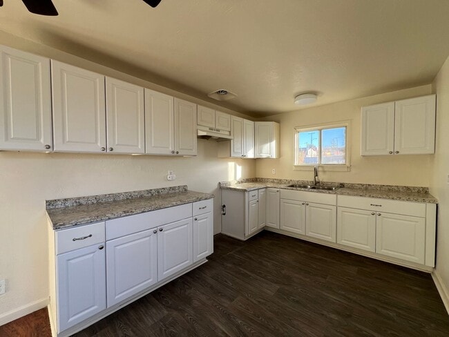 Building Photo - 3 Bedroom 1 Bathroom House with Huge Fenced Yard Near Schools, Park & Community Pool