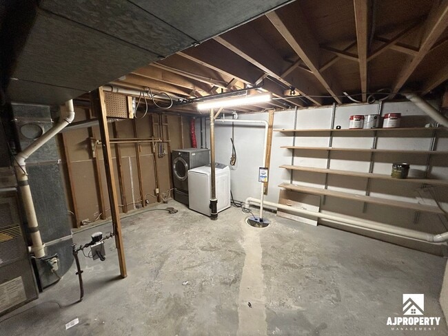 Building Photo - 2409 E 6th St