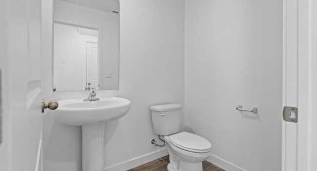 Building Photo - Beautiful 3 Bed Townhome with Amazing Amenities! 6 Month Lease