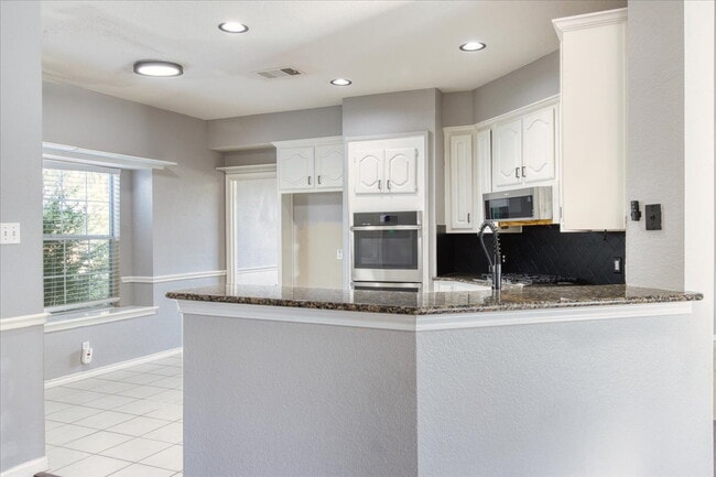 Building Photo - "Charming Carrollton Retreat: Spacious 4-Bed Home with Granite Touches & Cozy Fireplace!"