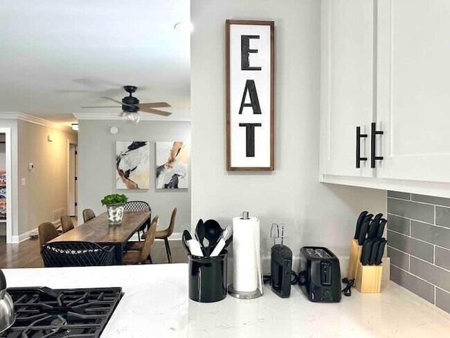 Building Photo - 215 Jayne Ellen Way