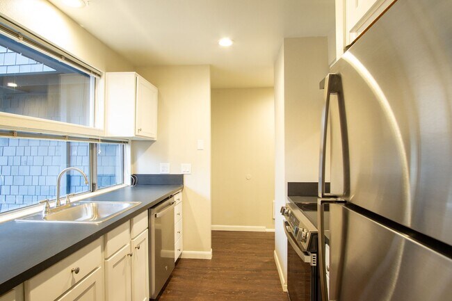 Building Photo - Fantastic Lake Oswego 1Bdr w/Fireplace, Dishwasher, W/D & Patio!