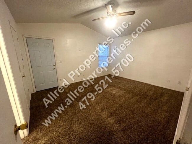 Building Photo - 2 Bedroom Duplex With NEW LVP Flooring In ...