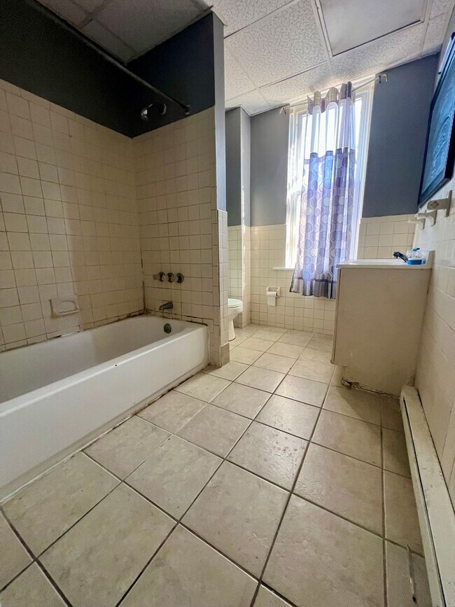Building Photo - Gorgeous 2-Bedroom Apartment in Darby! Available NOW!
