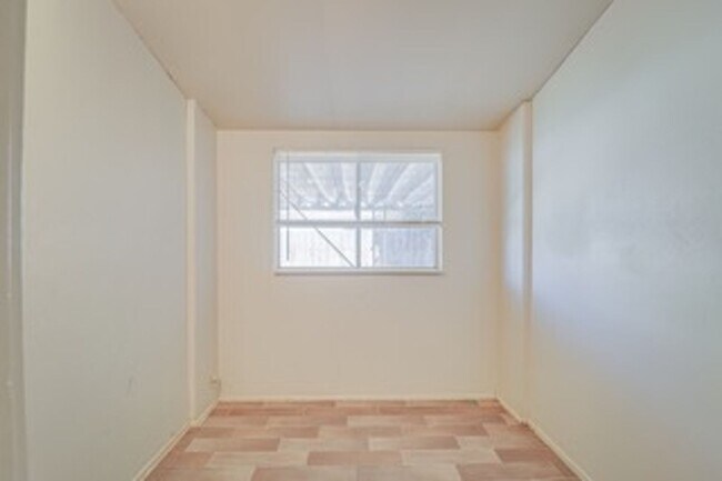 Building Photo - 627 Arvin St