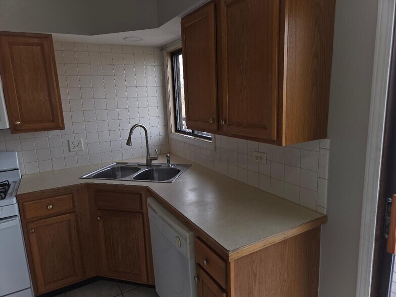 ceramic floors newer dual sink - 400 Echo Ln