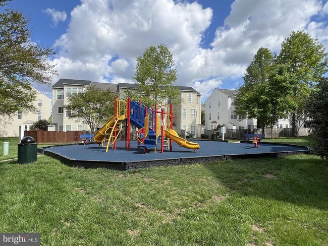 Building Photo - 13051 Park Crescent Cir