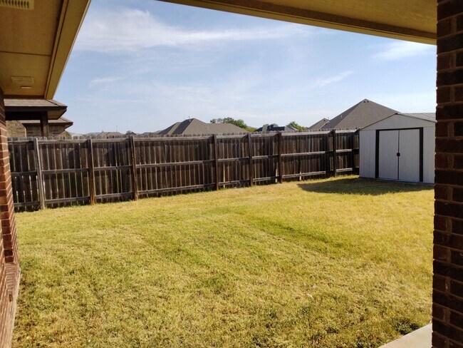 Building Photo - 401 Northeast Mountain Meadow Drive