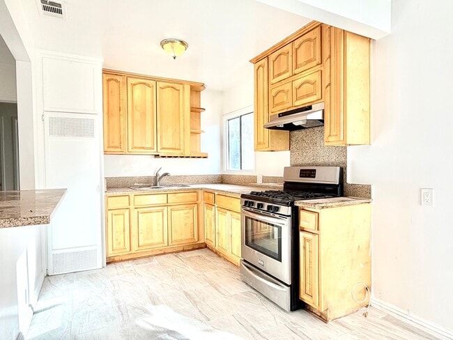 Building Photo - Charming front house 2b/d 2 b/a