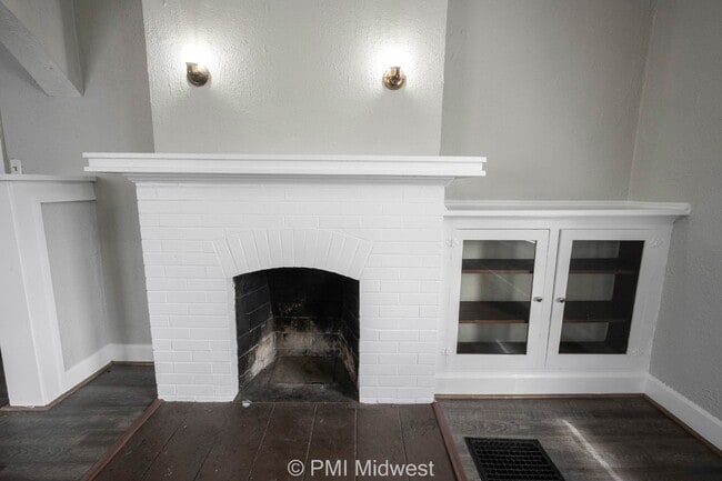 Building Photo - Charming 1-Bedroom Duplex in Indianapolis with Spacious Layout and Convenient Location