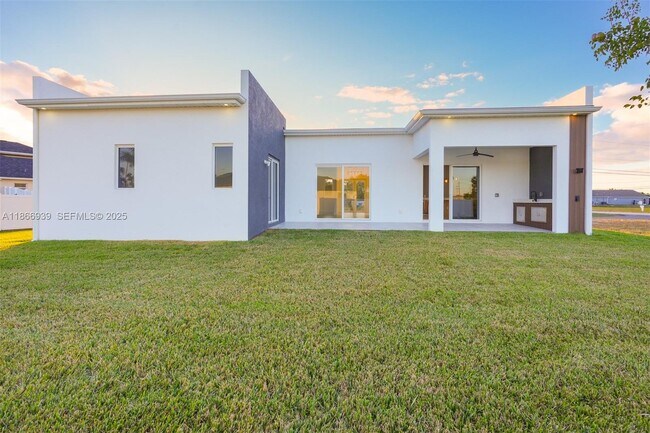 Building Photo - 5 SW 26th Pl