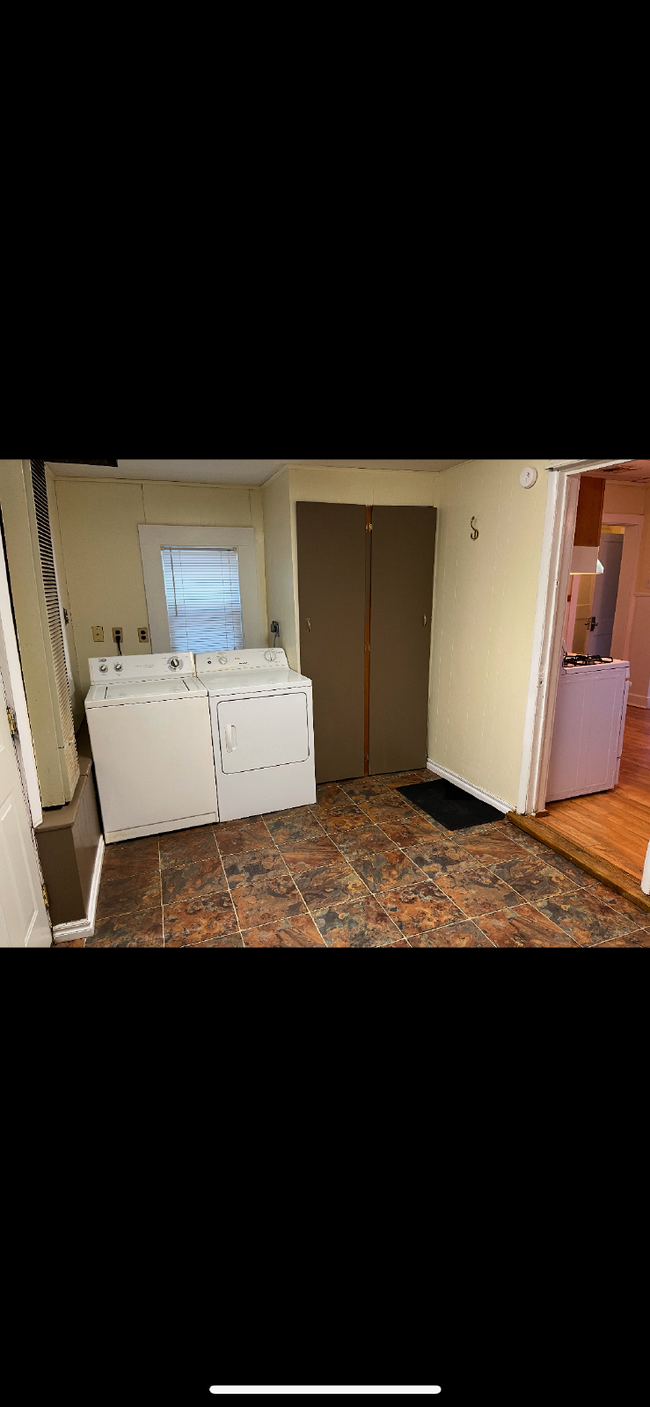 Building Photo - 2-Bedroom with Hardwood Floors in Stillwat...