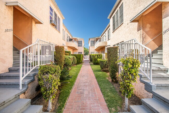 Building Photo - 3807 1/4 W Adams Blvd-