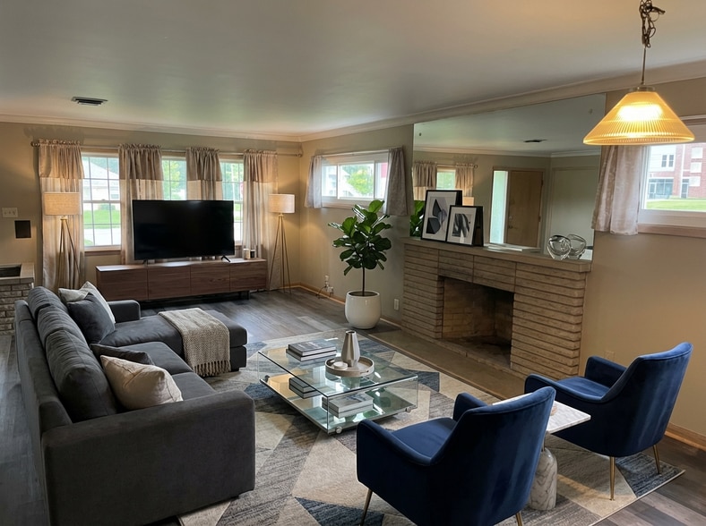 Building Photo - 1420 W University Ave