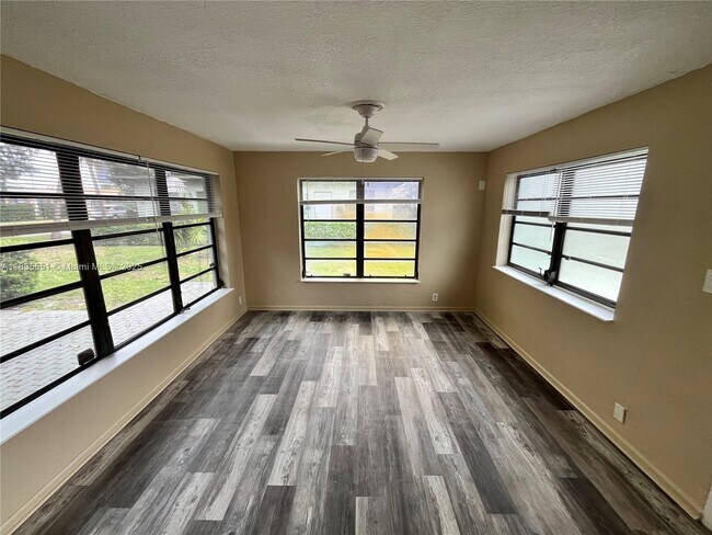 Building Photo - $3,000MONTHLY;1608 S 19TH AVE #HOUSE HOLLY...