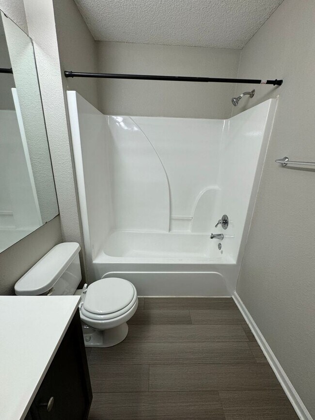 Building Photo - Spacious 3-Bed Duplex with Garage