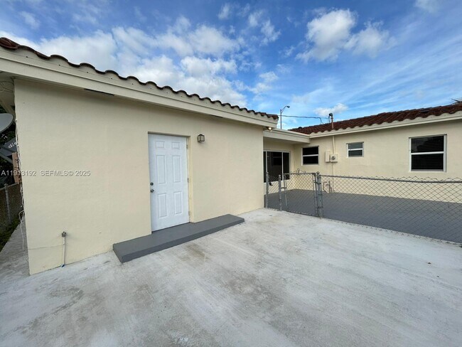 Building Photo - 610 E 8th Ave