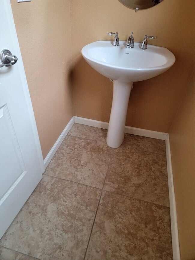 Building Photo - 3 Bedroom 3 bath house with a loft for rent in Folsom in the Parkway.  Solar & 240V Electric Car ...