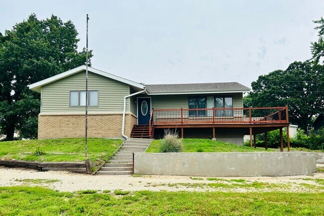 Primary Photo - Beautiful Home, Close to Milford Lake
