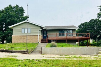 Building Photo - Beautiful Home, Close to Milford Lake