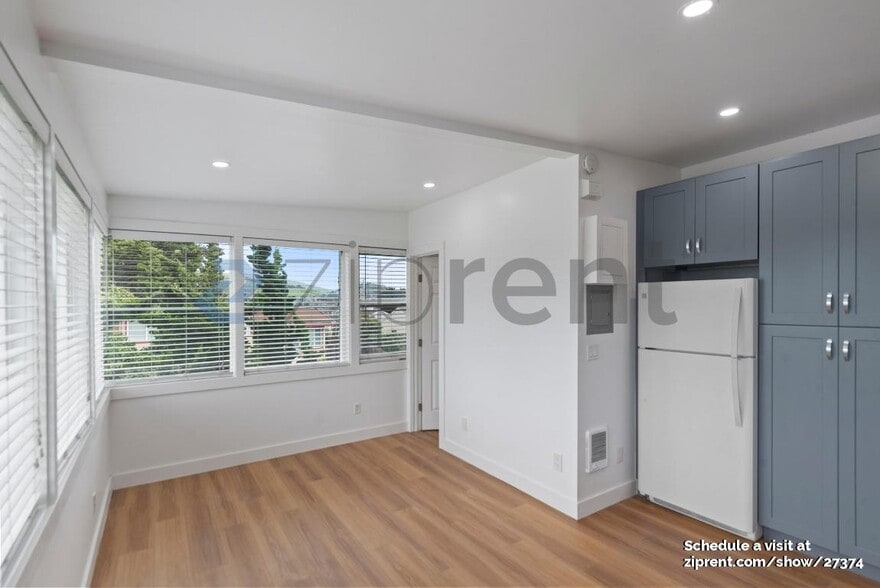 Building Photo - 815 Camaritas Ave