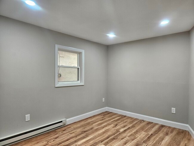 Building Photo - 427 5th St