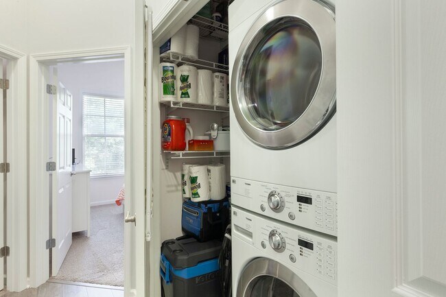 Building Photo - Gorgeous 3/2 Top Floor Condo w/ Private Vi...