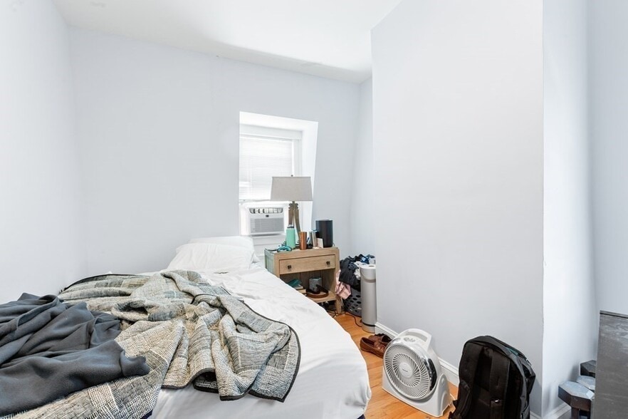 Building Photo - 651 E 7th St