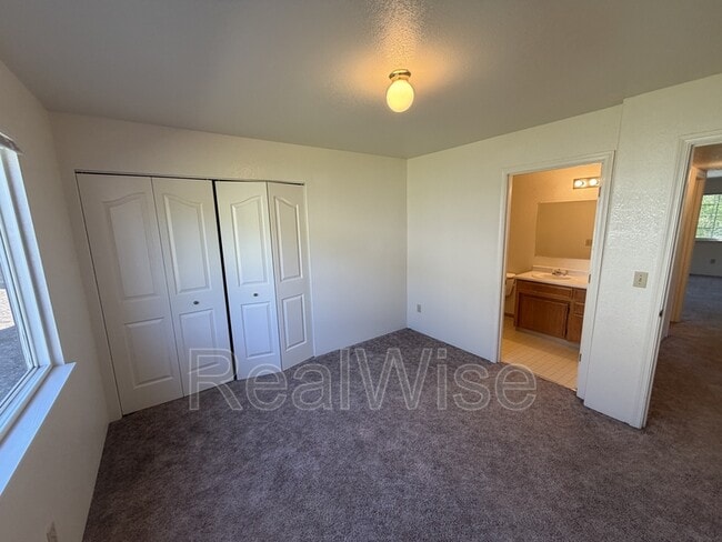 Building Photo - 2141 NW North Hill Dr