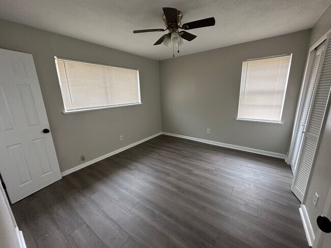 Building Photo - 3200 Anita Cir