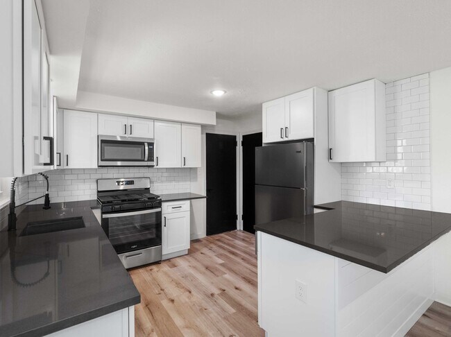 Building Photo - AVAILABLE NOW! STUNNING 3 BEDROOM IN PENN ...