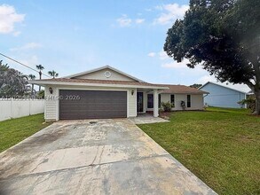Building Photo - 2302 SW Fern Cir