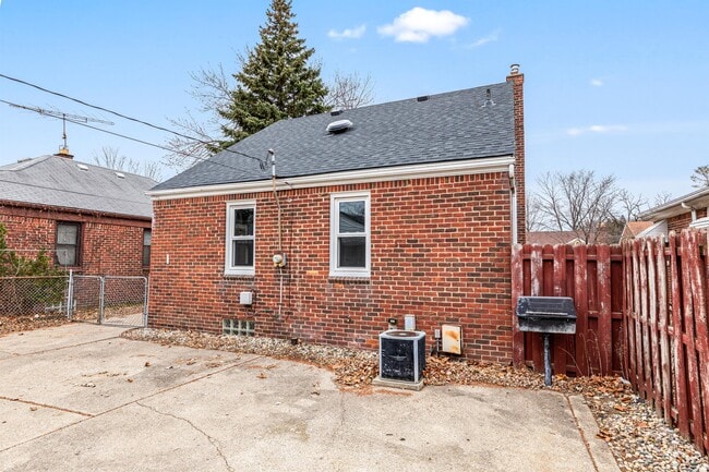 Building Photo - 6938 Fenton St