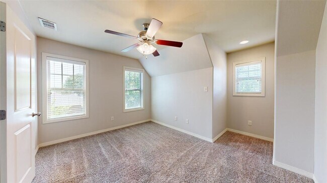 Building Photo - 102 Richards St