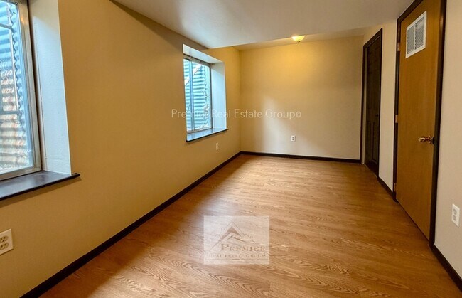 Building Photo - 1428 Coolcrest Dr