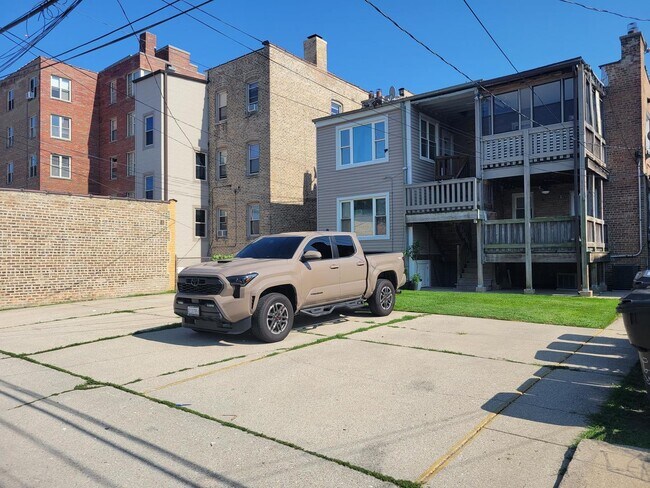 Building Photo - 2636 W Berwyn Ave