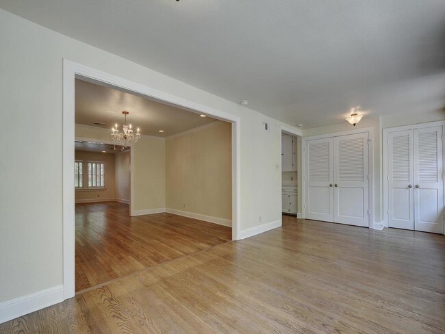 Building Photo - 2204 Tower Dr