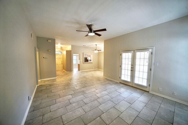 Building Photo - Beautiful Home in the desirable Shavano Ga...