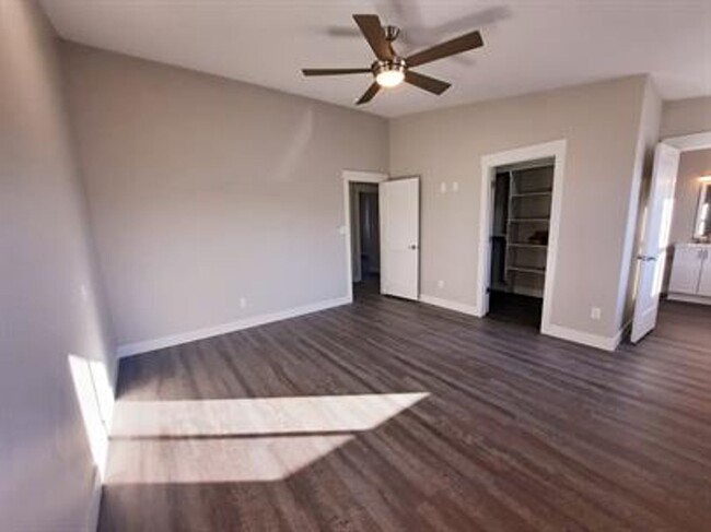 Building Photo - 3 bedroom, 2 1/2 bath, 1 car townhome $180...