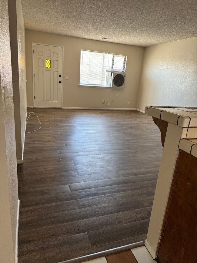 Building Photo - Apple Valley- Four Plex- 2 Bedrooms, 2 Bat...